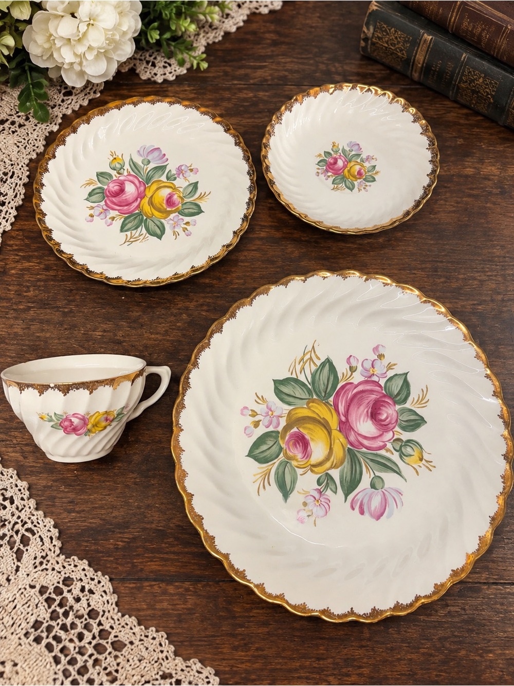 Vintage Royal China Quban Royal 22K Gold Floral 4 Pc Place Setting Set 9